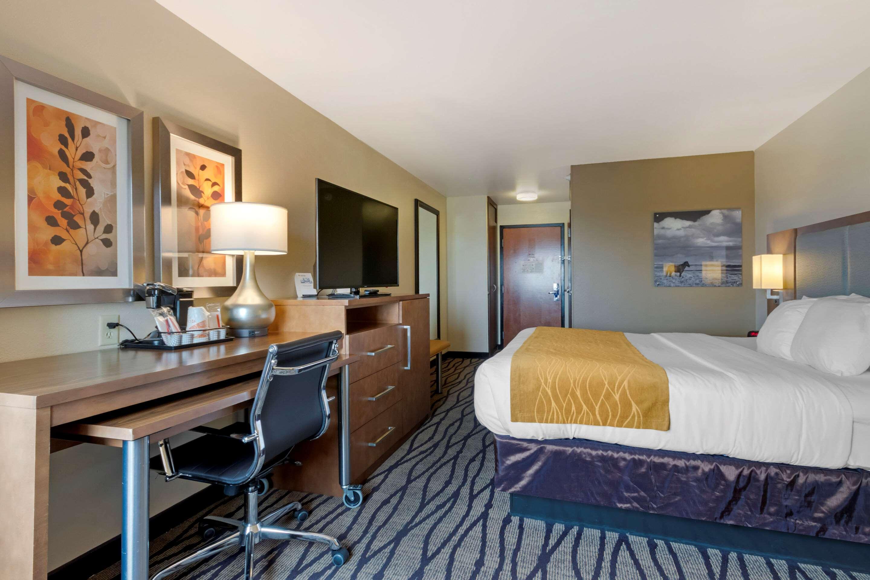 Comfort Inn & Suites Market - Airport Грейт Фолс Екстериор снимка