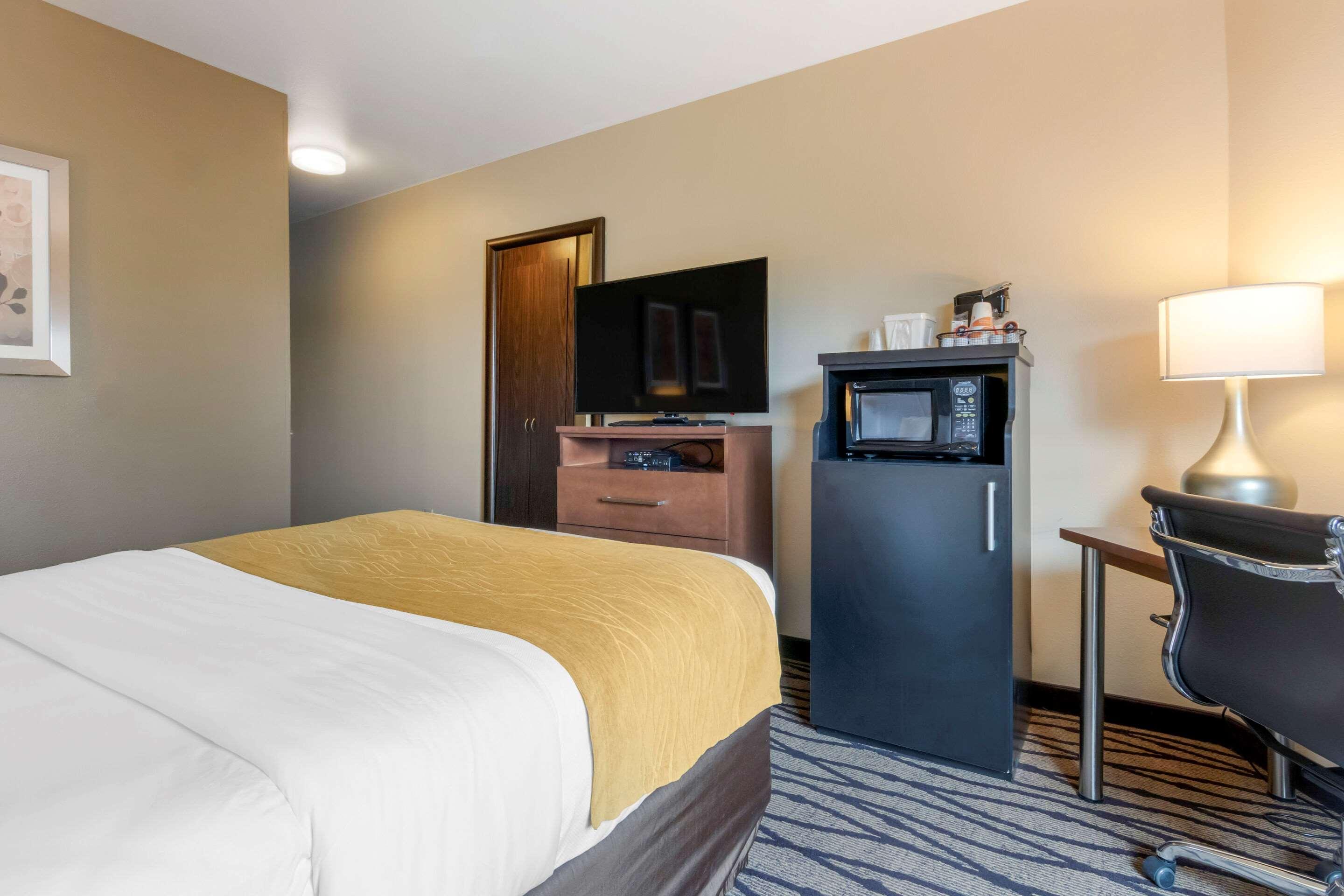 Comfort Inn & Suites Market - Airport Грейт Фолс Екстериор снимка