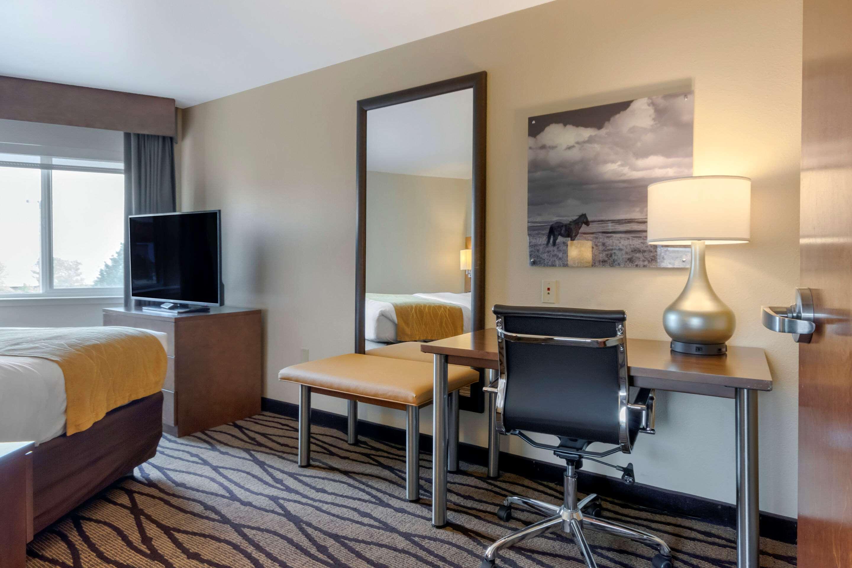 Comfort Inn & Suites Market - Airport Грейт Фолс Екстериор снимка