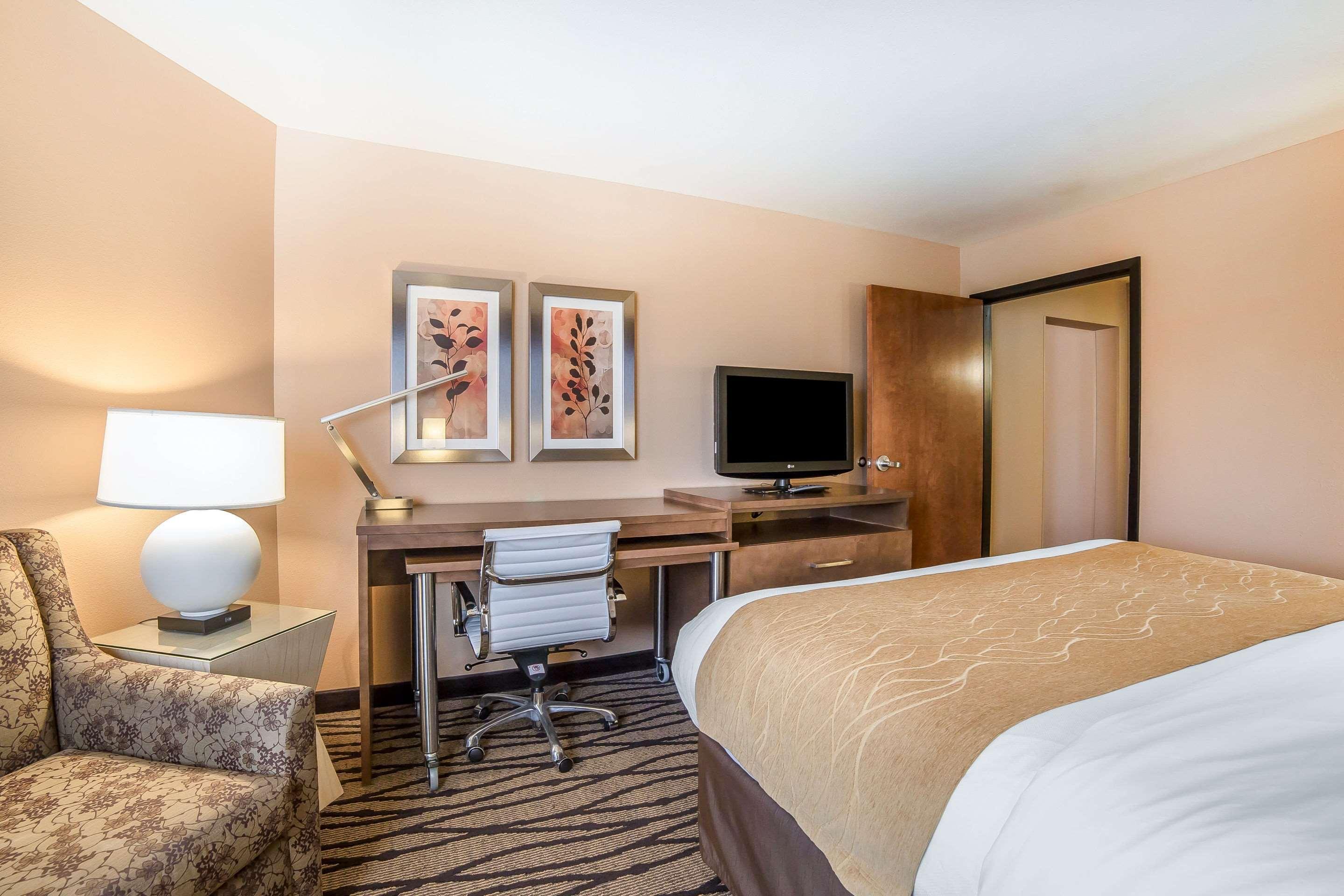 Comfort Inn & Suites Market - Airport Грейт Фолс Екстериор снимка