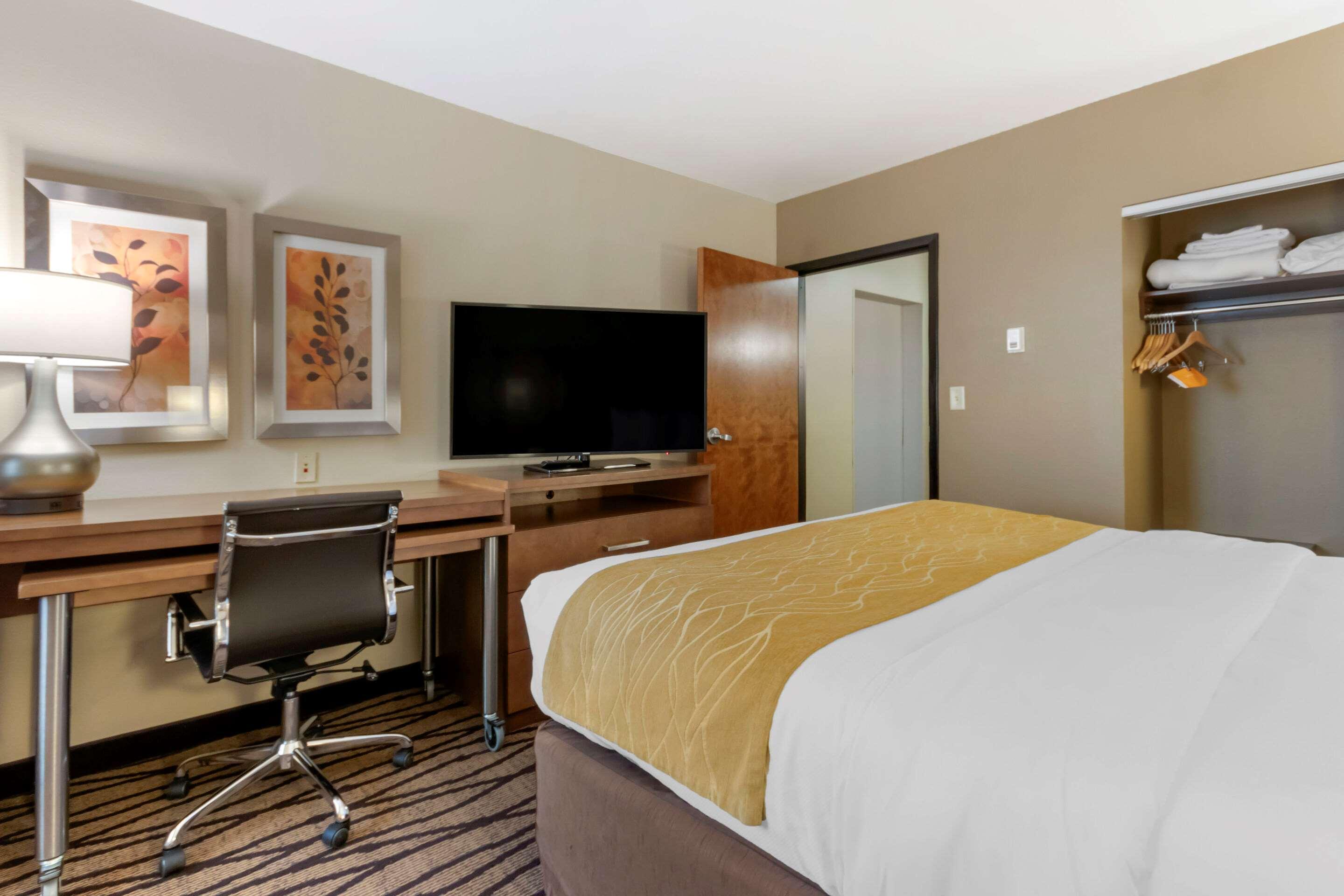 Comfort Inn & Suites Market - Airport Грейт Фолс Екстериор снимка