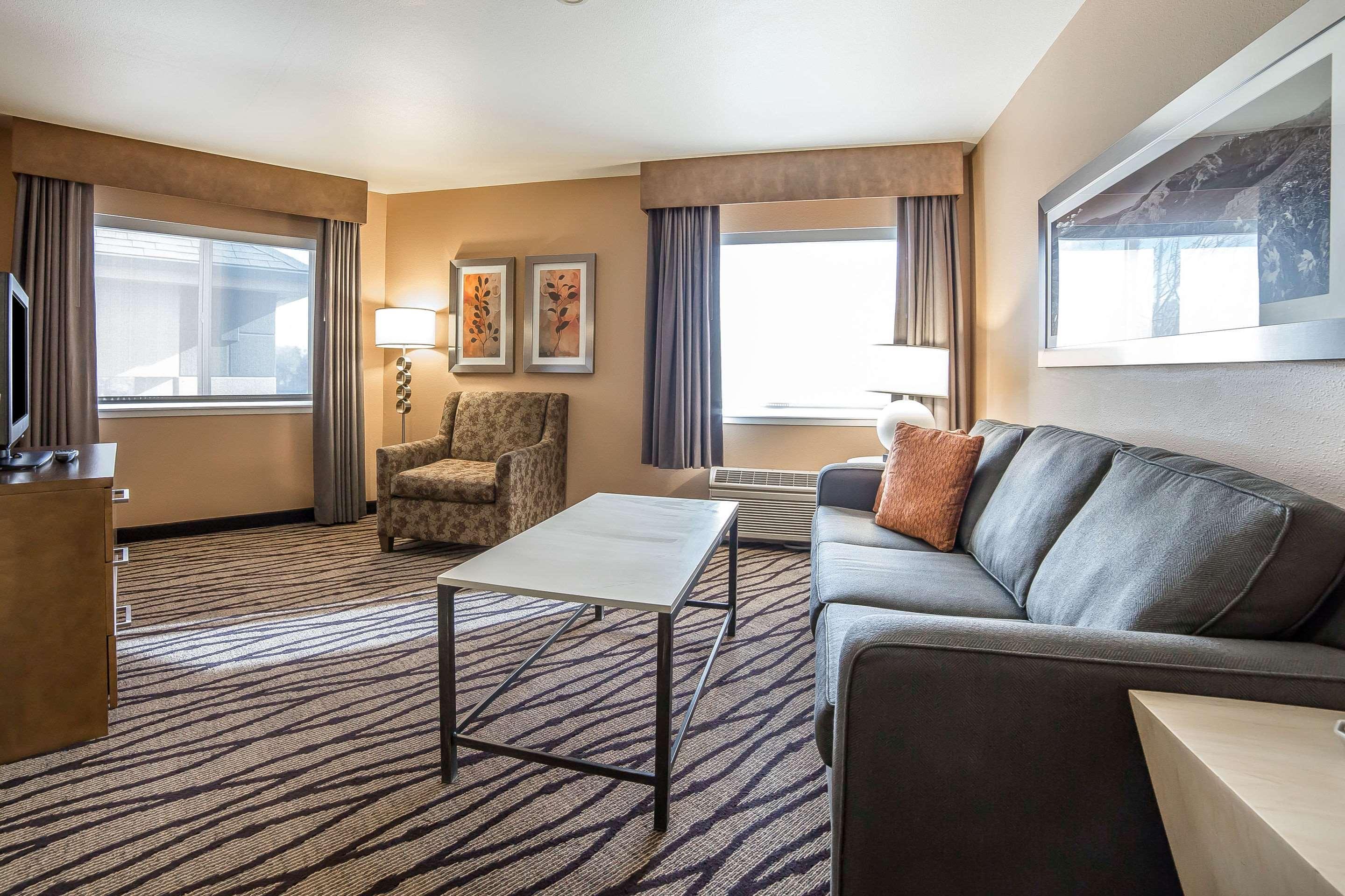 Comfort Inn & Suites Market - Airport Грейт Фолс Екстериор снимка