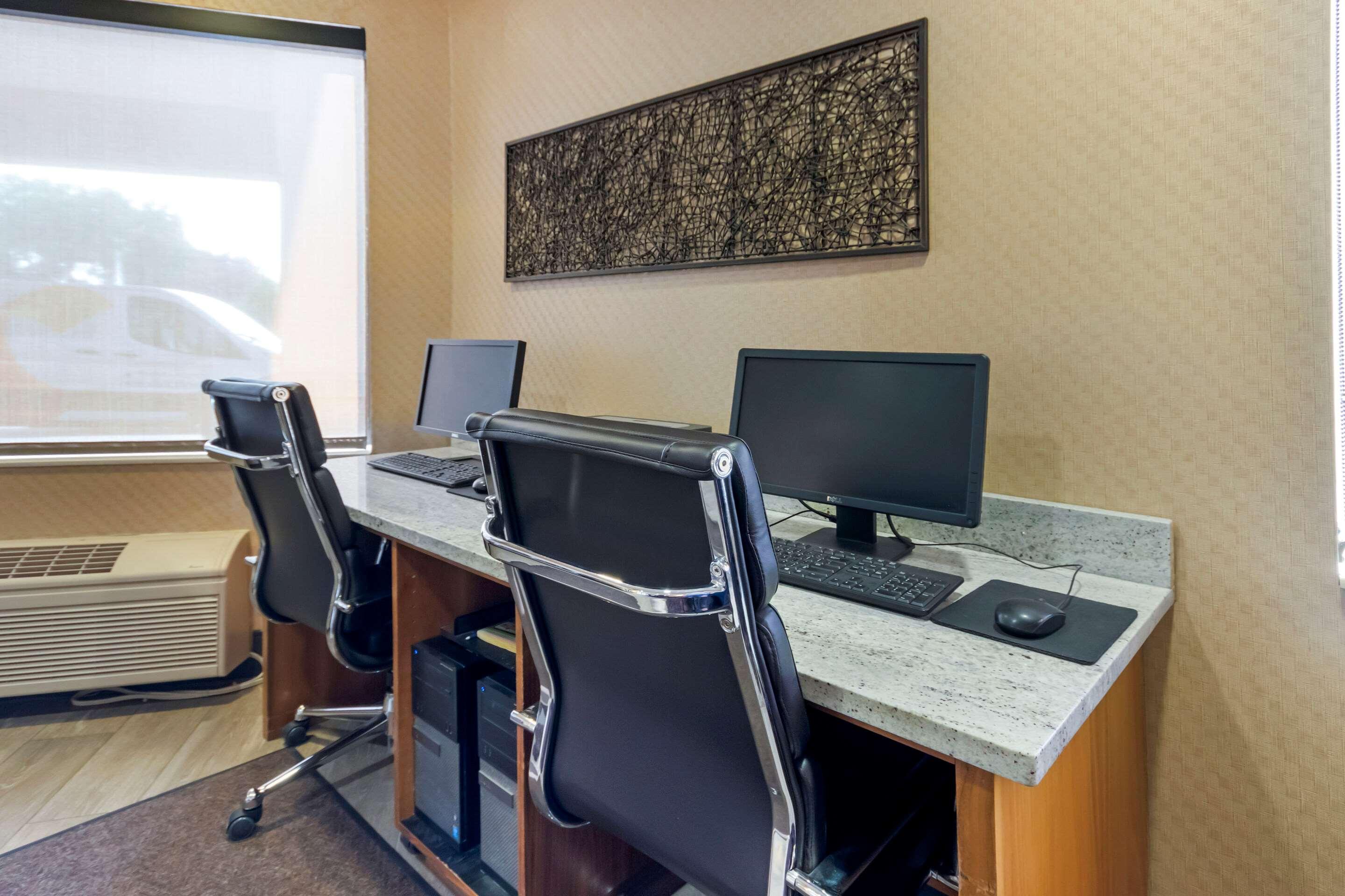 Comfort Inn & Suites Market - Airport Грейт Фолс Екстериор снимка