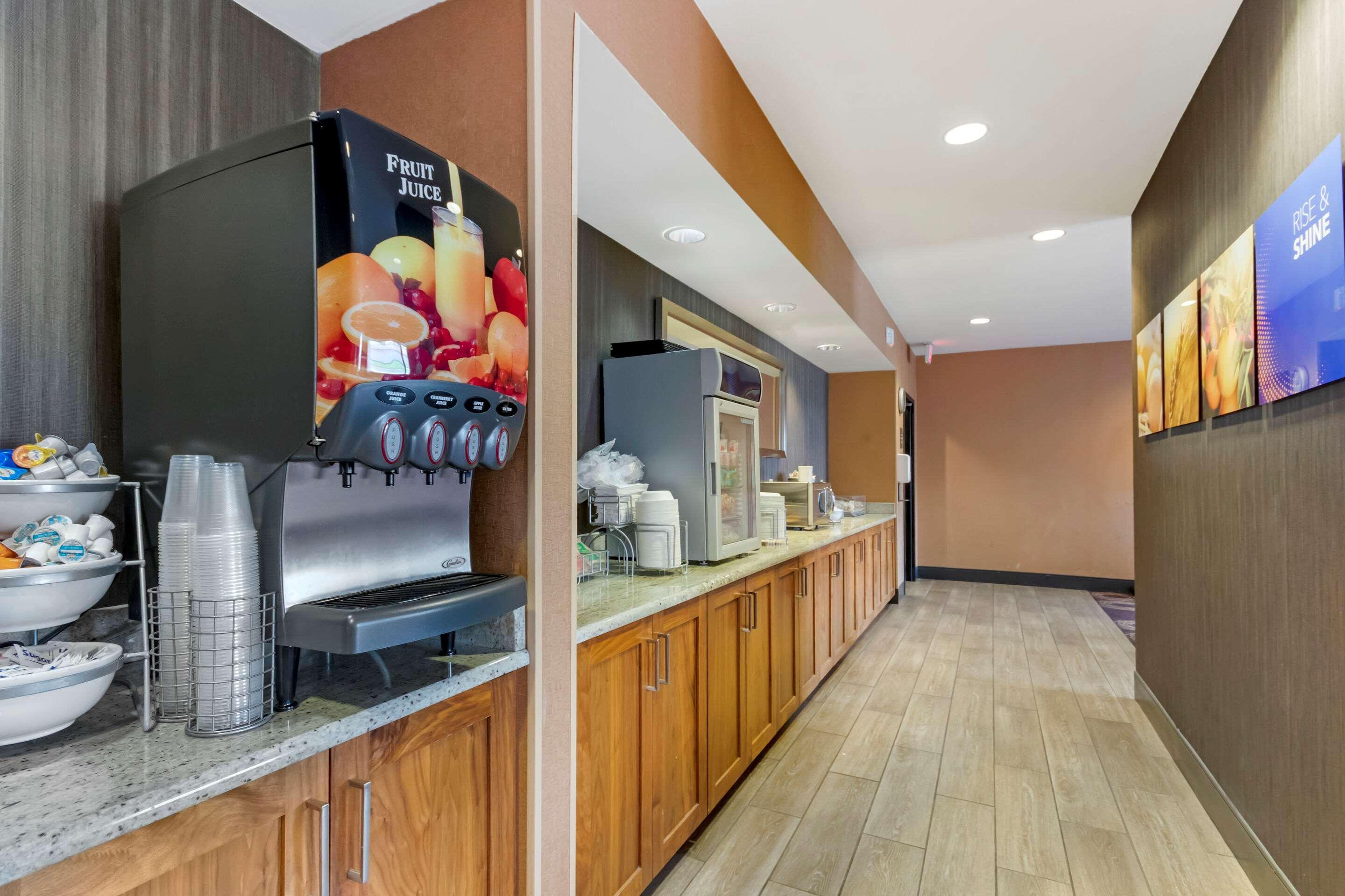 Comfort Inn & Suites Market - Airport Грейт Фолс Екстериор снимка