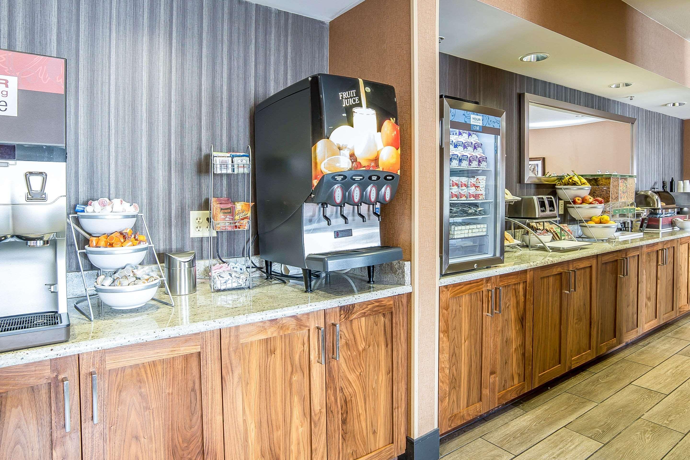 Comfort Inn & Suites Market - Airport Грейт Фолс Екстериор снимка