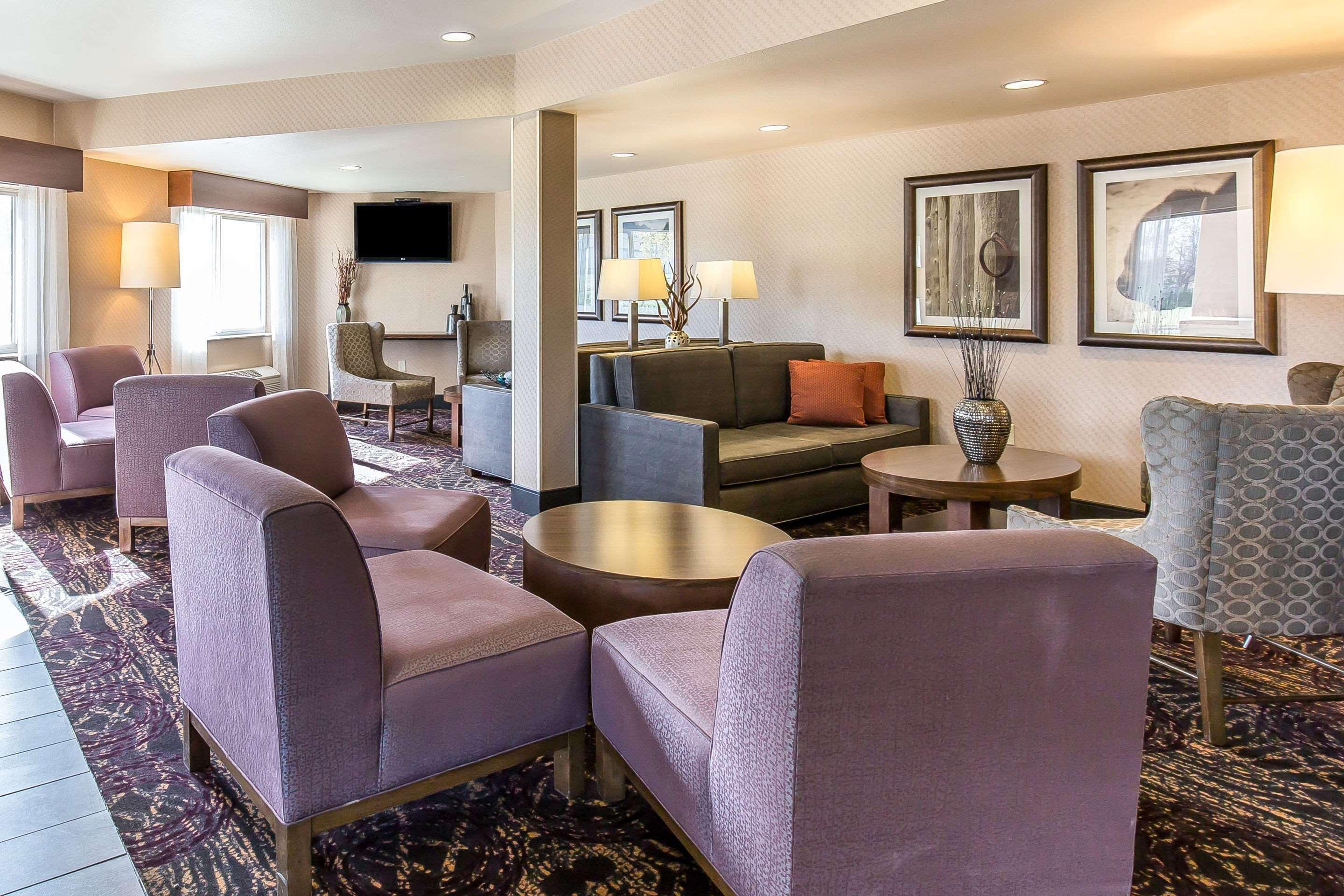Comfort Inn & Suites Market - Airport Грейт Фолс Екстериор снимка